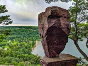Balanced-Rock-Hike-at-Devil’s-Lake-State-Park